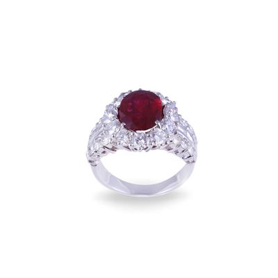 Anello in oro 18 kt con rubino ovale, brillanti e diamanti baguette