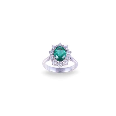 Anello in oro bianco 18 kt con smeraldo ovale e brillanti
