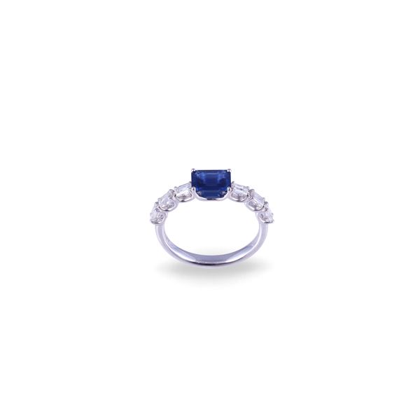 * 18KT GOLD RING SET WITH SAPPHIRE AND DIAMONDS