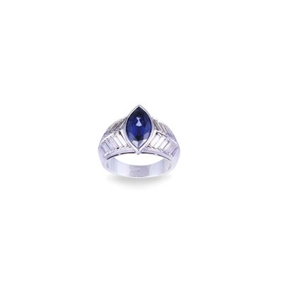 Anello in oro bianco 18 kt con zaffiro navette e diamanti baguette