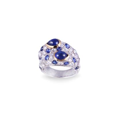 Anello, oro 18 kt, doppia fascia con zaffiri cabochon e pavé di brillanti