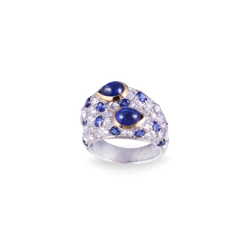 Anello, oro 18 kt, doppia fascia con zaffiri cabochon e pavé di brillanti