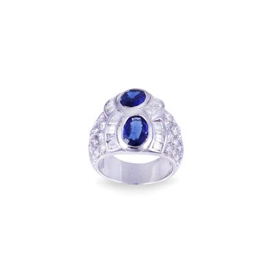 Anello in oro bianco 18 kt con due zaffiri ovali e diamanti tapered e in pavé