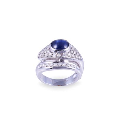 Anello a guisa di serpente, oro bianco 18 kt con zaffiro cabochon e brillanti in pavé