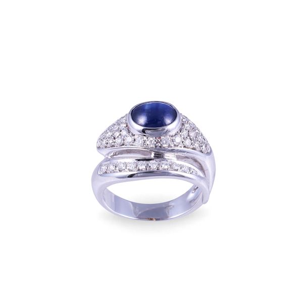 * 18KT GOLD RING SET WITH DIAMONDS AND CABOCHON-CUT SAPPHIRE