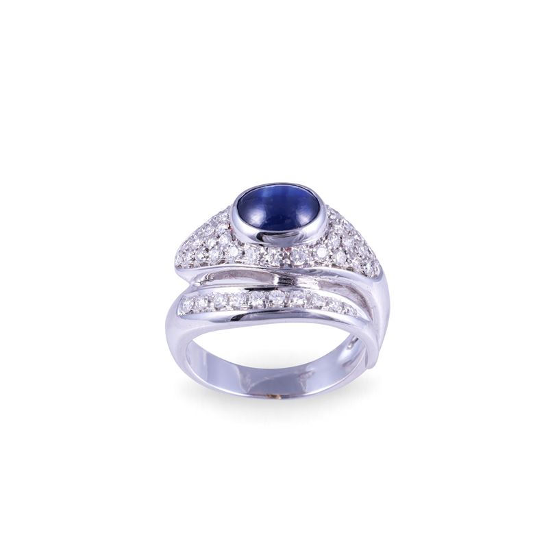 Anello a guisa di serpente, oro bianco 18 kt con zaffiro cabochon e brillanti in pavé