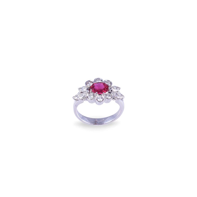 Anello in oro bianco 18 kt con rubino ovale, brillanti e diamanti navette