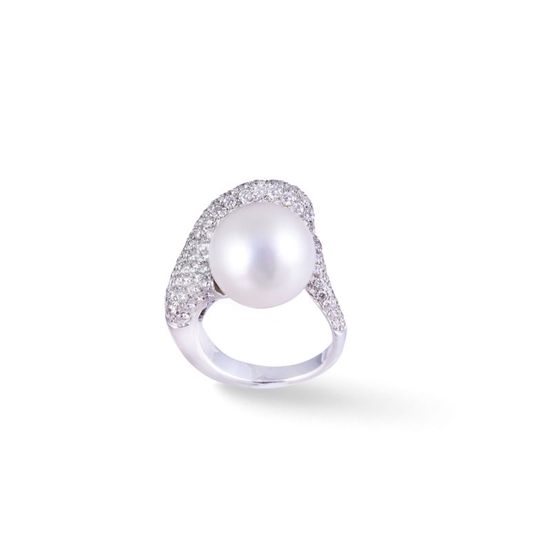 Anello, oro bianco 18 kt con pavé di brillanti e perla coltivata South Sea