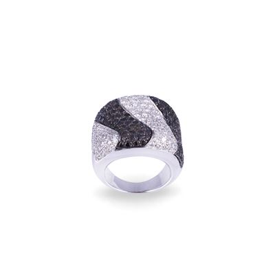 Anello in oro bianco e brunito 18 kt con pavé di brillanti incolori e neri