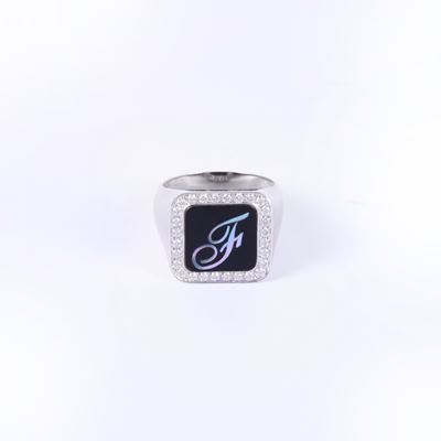 Chevalier, Anello chevalier in oro bianco 18 kt con onice e lettera “F” in madreperla