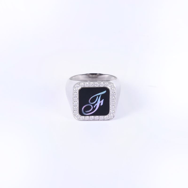Chevalier, Anello chevalier in oro bianco 18 kt con onice e lettera “F” in madreperla