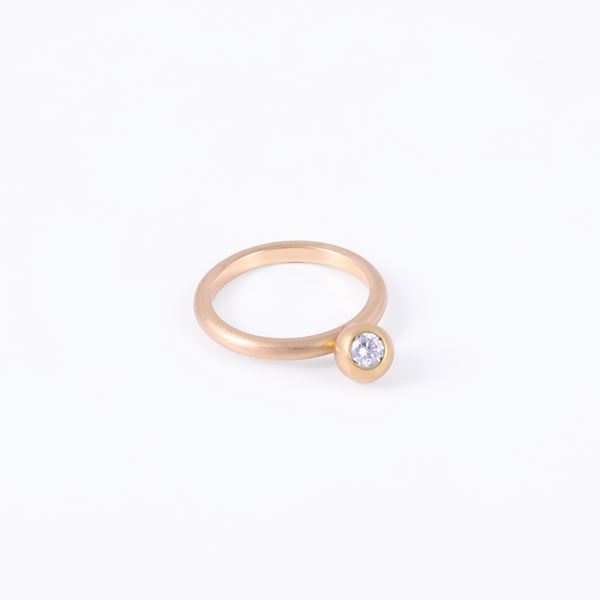 * 18KT GOLD RING SET WITH A DIAMOND