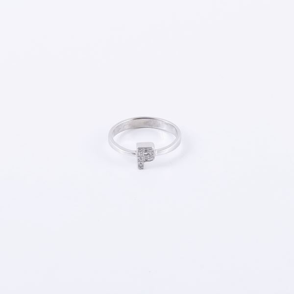 * 18KT GOLD RING WITH DIAMOND-SET LETTER "P"