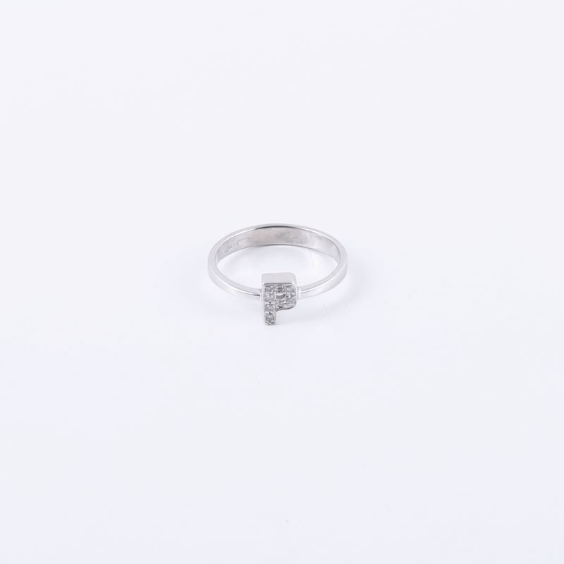 Anello in oro bianco 18K con lettera “P” in piccoli brillanti