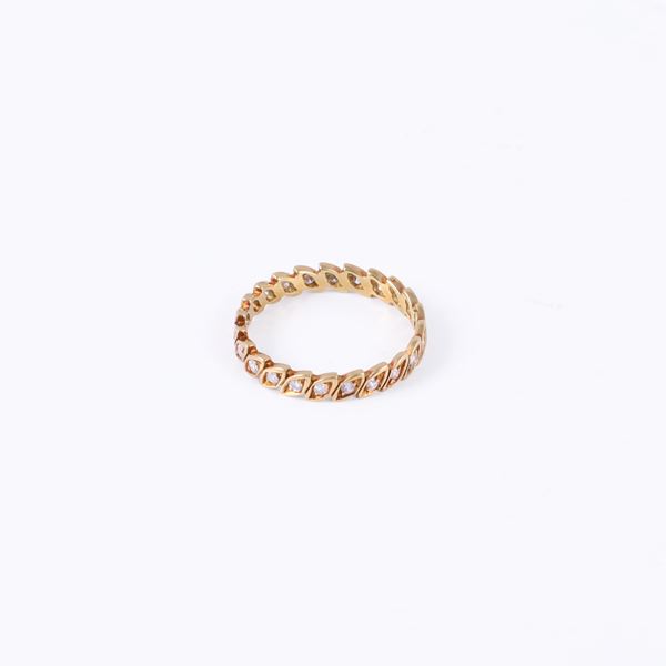 * 18KT GOLD RING SET WITH DIAMONDS