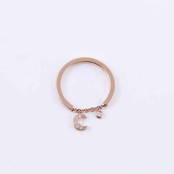 * 18KT GOLD RING SET WITH DIAMONDS