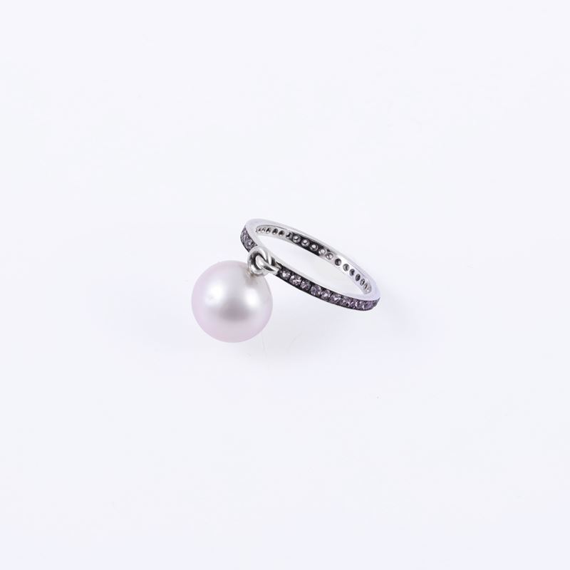Oro bianco 18 kt, anello FEDE con corindoni rosa e perla coltivata pendente