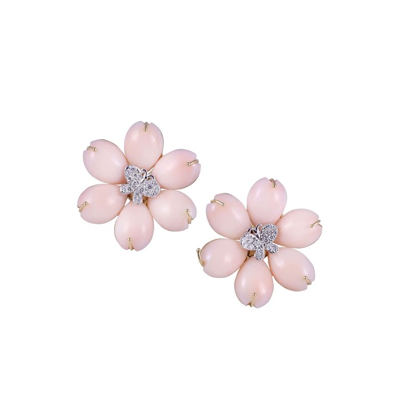 Orecchini, fiore in oro 18 kt con corallo rosa e farfalla in pavé di brillanti