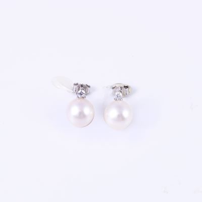 Orecchini, oro bianco 18 kt con perle d’acqua dolce e brillanti