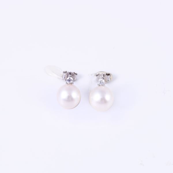 * 18KT GOLD EARRINGS WITH FRESHWATER PEARLS AND DIAMONDS