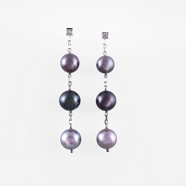 * 18KT GOLD EARRINGS SET WITH DIAMONDS AND TAHITIAN CULTURED PEARLS