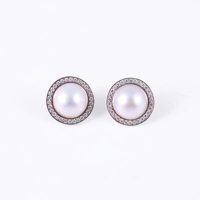 Orecchini a forma circolare, oro bianco 18 kt con cabochon in madreperla (mabé) e contorno di bri...
