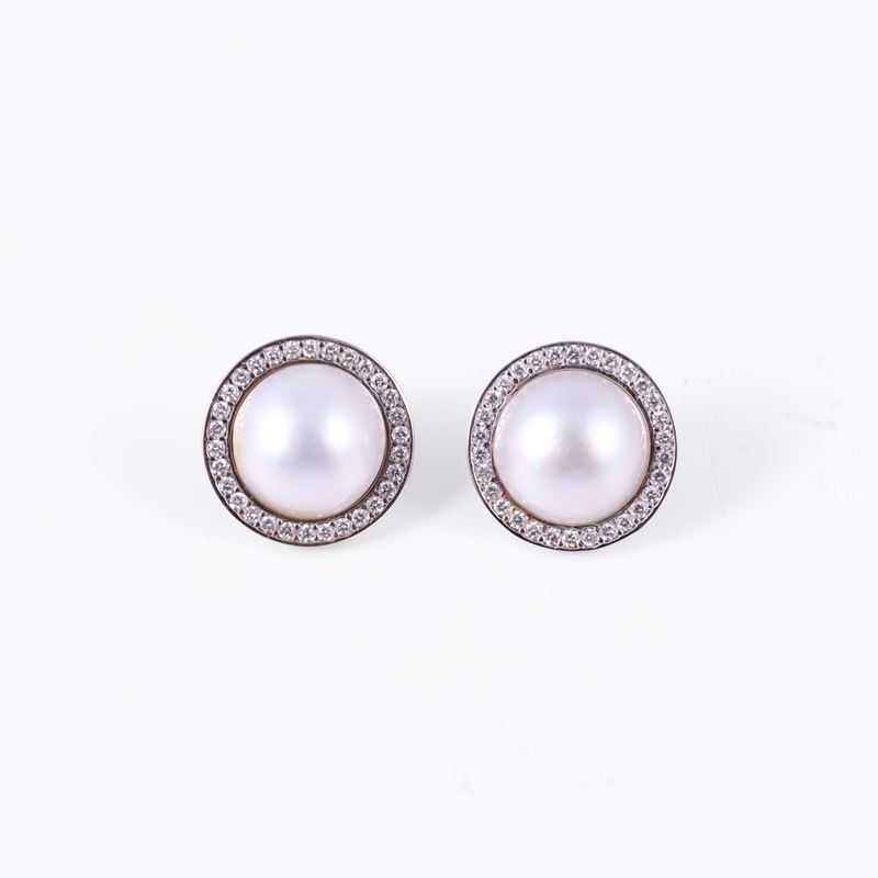 Orecchini a forma circolare, oro bianco 18 kt con cabochon in madreperla (mabé) e contorno di bri...