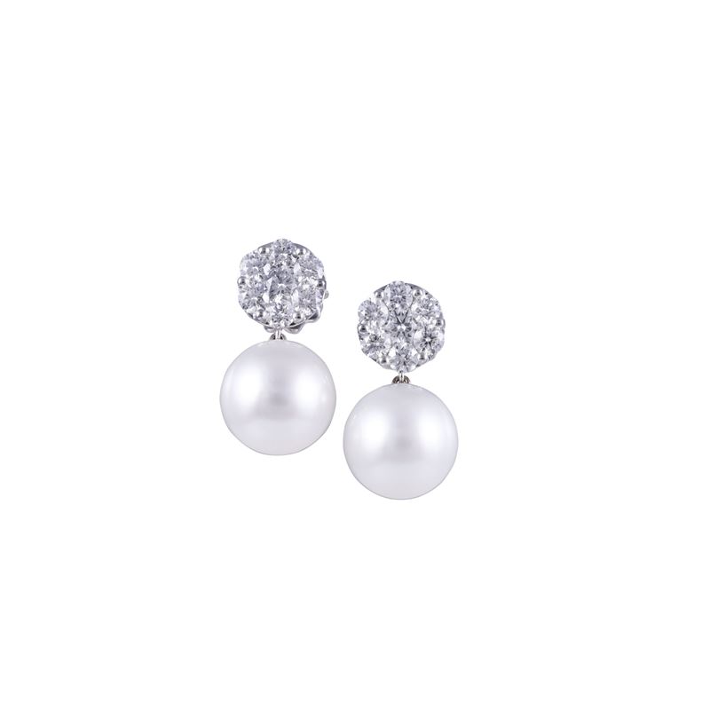 Orecchini, oro bianco 18 kt, perle South Sea e motivi circolari in brillanti
