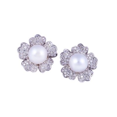 Orecchini a clip in oro bianco 18 kt con fiore in pavé di brillanti e perle South Sea
