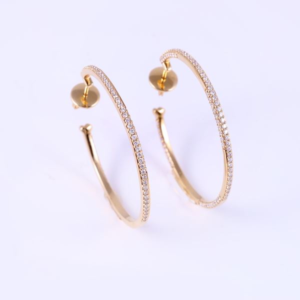 * 18KT GOLD RING SET WITH DIAMONDS