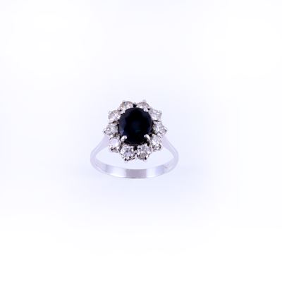 Anello in oro bianco 18 k con zaffiro ovale contornato da brillanti