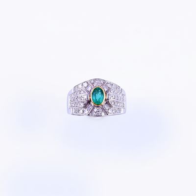 Anello, oro bianco e giallo 18 kt con diamanti e smeraldo