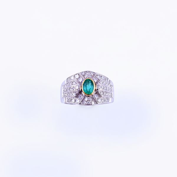 18KT GOLD RING SET WITH DIAMONDS AND EMERALD