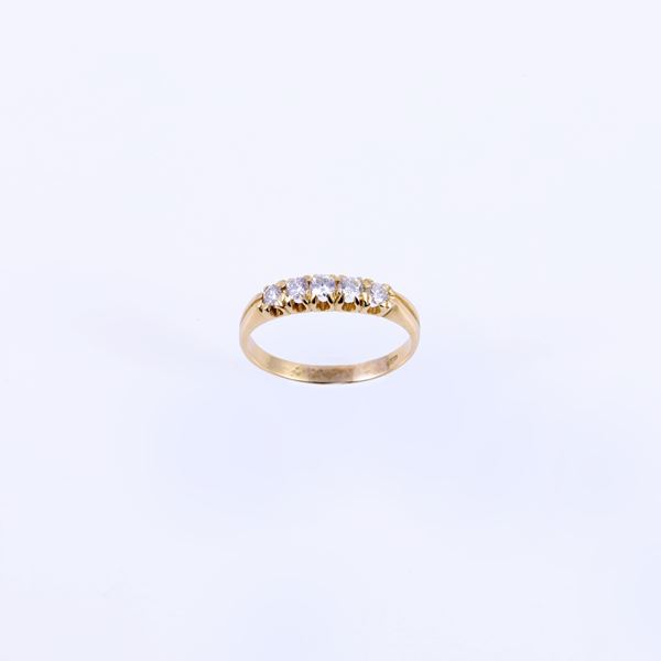 18KT GOLD RING SET WITH DIAMONDS