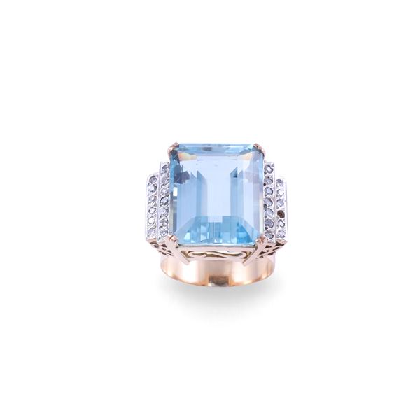 18KT GOLD RING SET WITH AQUAMARINE AND DIAMONDS (one missing)