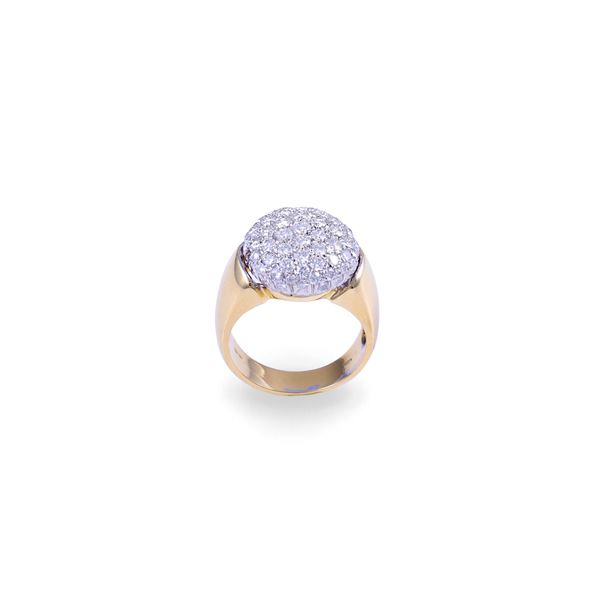 18KT GOLD RING SET WITH DIAMONDS (one missing)