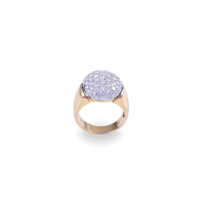 Anello a fascia in oro giallo e bianco 18 kt, motivo a bottone in pavé di brillanti