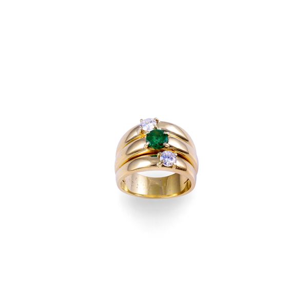 18KT GOLD RING SET WITH EMERALD AND DIAMONDS