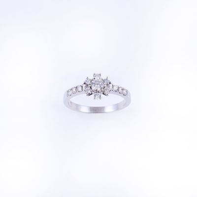 Anello, oro bianco 18 kt con motivo centrale a rosone in brillanti