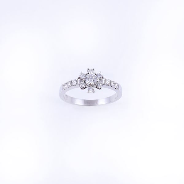 18KT GOLD RING SET WITH DIAMONDS