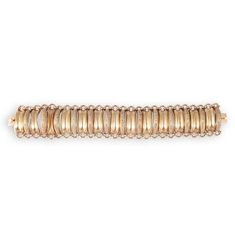 Bracciale, oro giallo 18 kt a fascia con elementi bombati costolati e motivi floreali