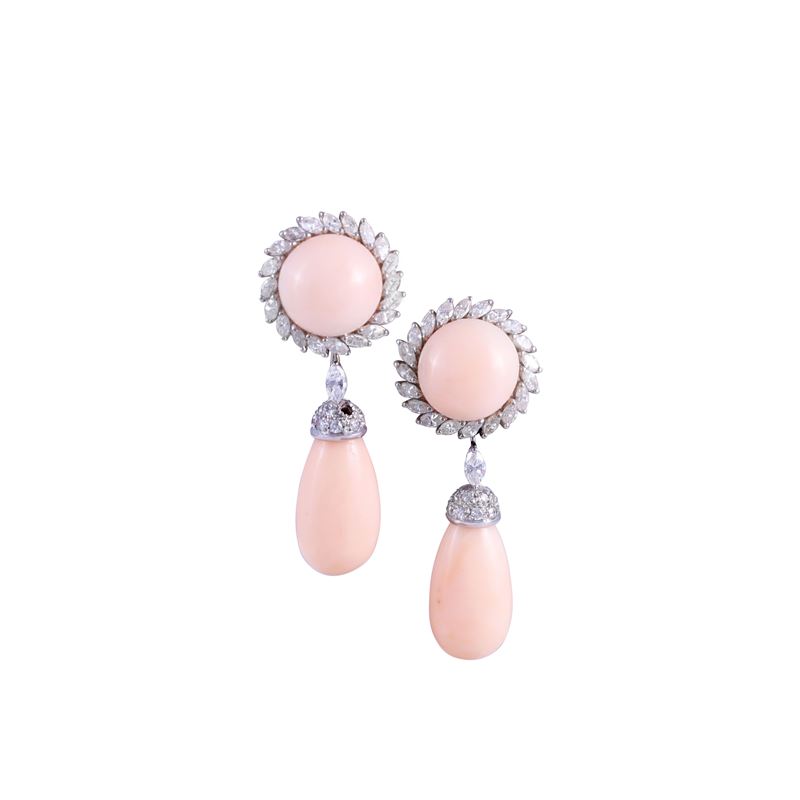 Orecchini a clip in oro bianco 18 kt con coralli rosa cabochon, pendenti a goccia, brillanti in p...