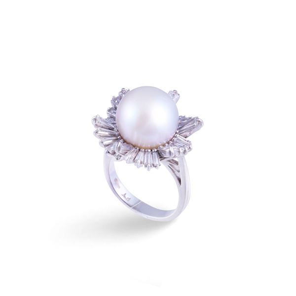 PLATINUM RING SET WITH SOUTH SEA CULTURED PEARL AND DIAMONDS