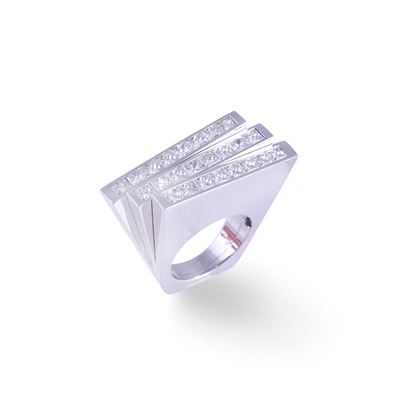 Anello in oro bianco 18 kt con diamanti princess (3,60 ct ca.), fascia scultorea gradinata