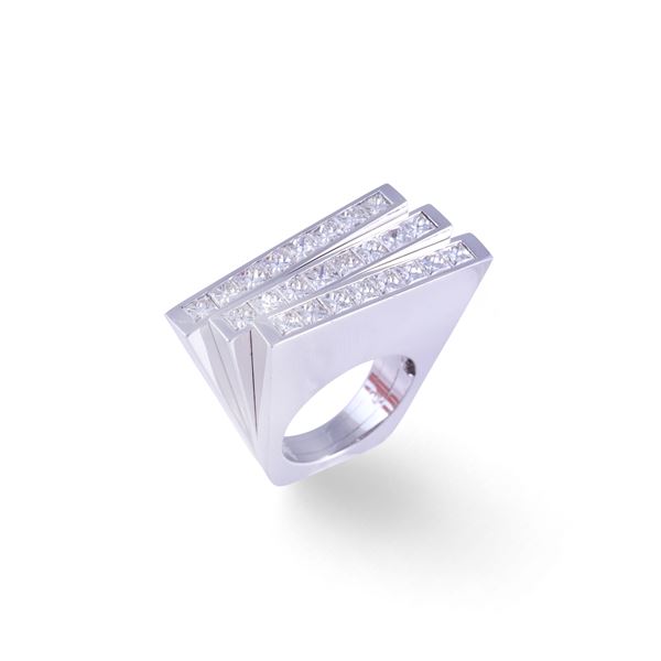 18KT GOLD RING SET WITH PRINCESS-CUT DIAMONDS