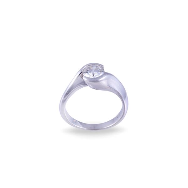 18KT GOLD RING SET WITH DIAMOND