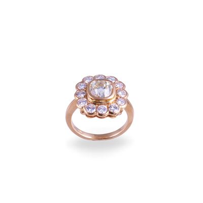 Anello in oro rosa 18 kt con diamante ovale taglio antico europeo e contorno di brillanti