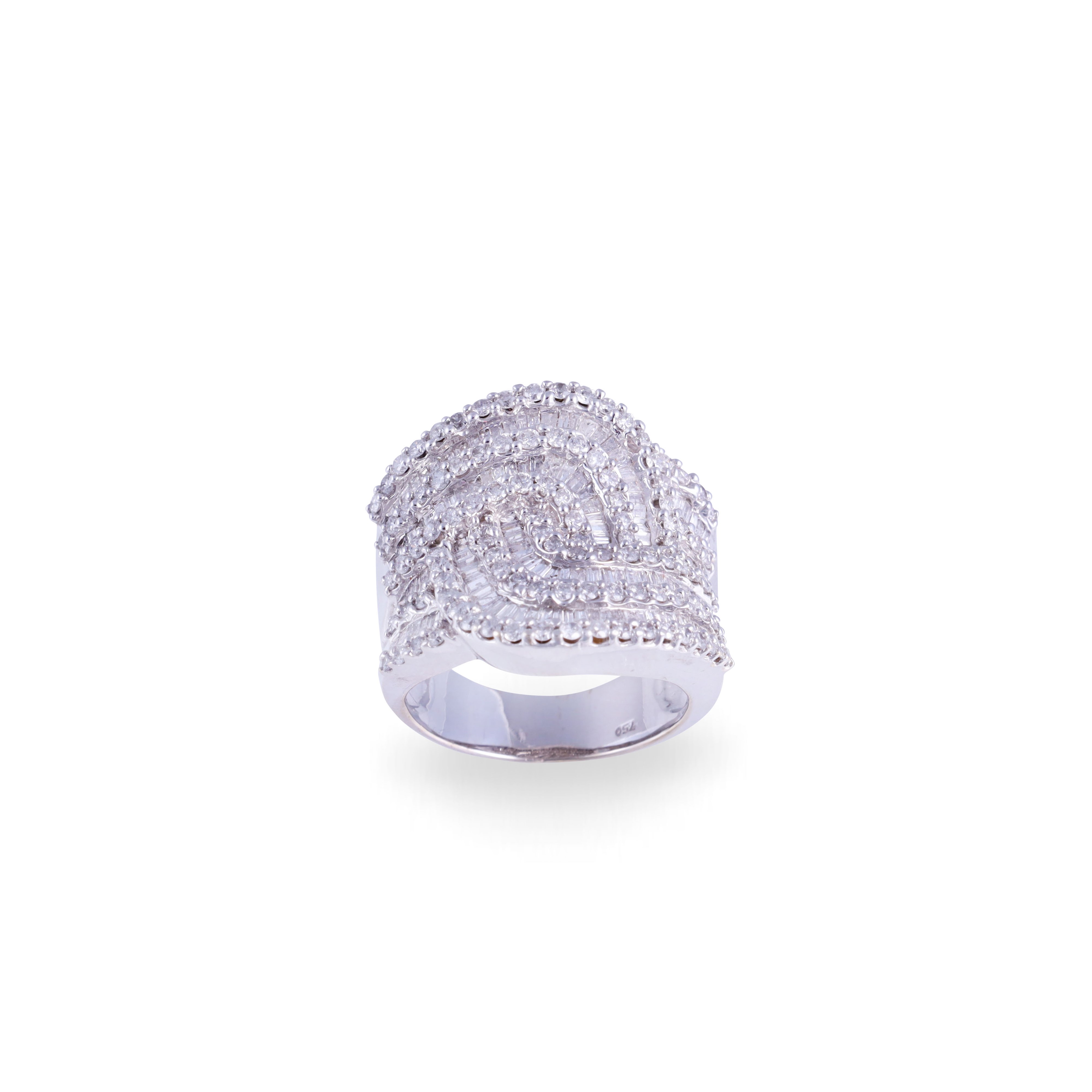 Anello in oro bianco 18 kt con motivo a nastro intrecciato, brillanti e diamanti baguette
