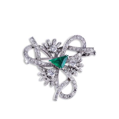 Spilla in oro bianco 18 kt a nastro intrecciato con smeraldo triangolare e diamanti