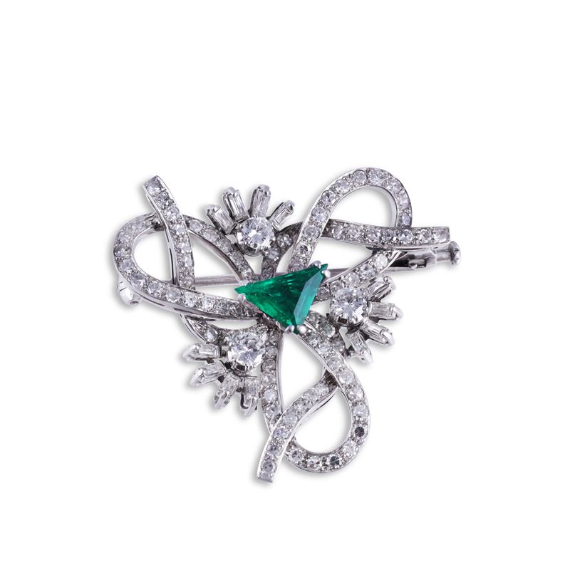 Spilla in oro bianco 18 kt a nastro intrecciato con smeraldo triangolare e diamanti